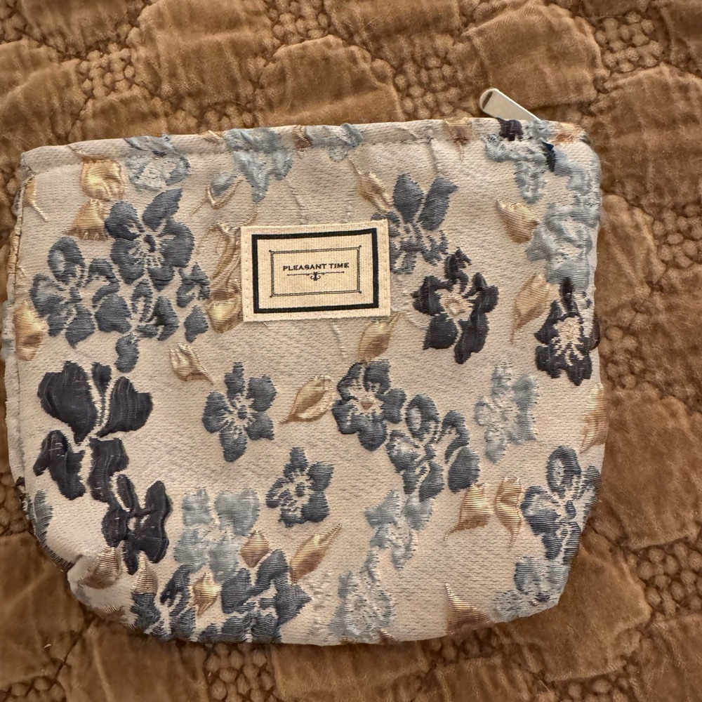 Floral Pouch with Zipper- Pleasant Time 🤍
